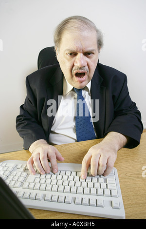 Business-Mann ist ein bisschen Frazzeled, durch eine Überlastung der Arbeit unter Druck. Stockfoto