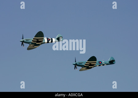 Foto Aufklärung Supermarine Spitfire PRXIX fliegen in Formation im blauen Himmel RIAT 2005 RAF Fairford Stockfoto