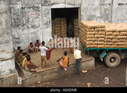 Indien West Bengal Kolkata Tee Industrie Tee Makler Carrit Moran Co Tee Lagerhallen in Kolkata Port Lagerarbeiter in Ruhe ansehen Stockfoto