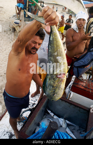 Fisher-Mann mit seiner Gefangennahme, Iguape in der Nähe von Fortaleza, Ceará, Brasilien Stockfoto
