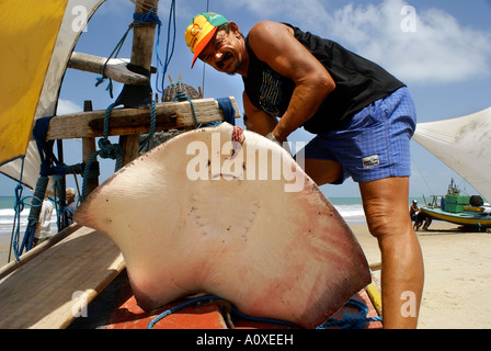Fisher-Mann mit Ray, Iguape in der Nähe von Fortaleza, Ceará, Brasilien Stockfoto