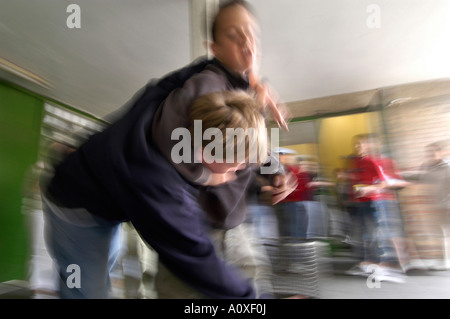 Schülerinnen und Schüler in einer inszenierten Kampfszene Stockfoto