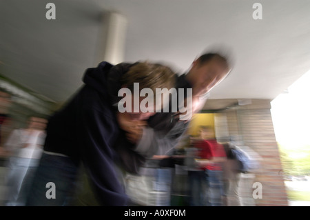 Schülerinnen und Schüler in einem (inszenierten) Kampf Stockfoto