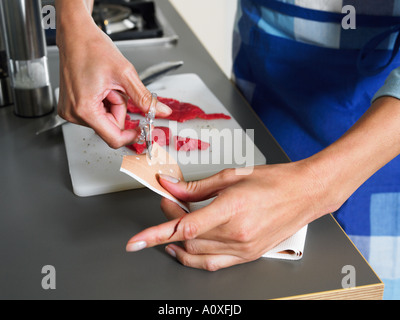 Frau schneiden Pflaster am Finger setzen Stockfoto