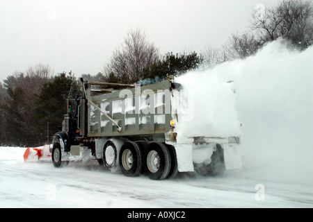 LKW-Pflügen Schnee auf Autobahn New Hampshire Stockfoto