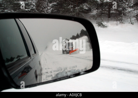 LKW-Pflügen Schnee auf Autobahn New Hampshire Stockfoto