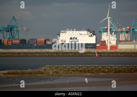 Containerschiff im Dock Seaforth Liverpool Stockfoto