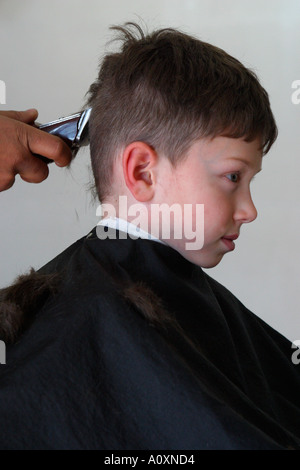 Junge, Haare schneiden Modell veröffentlicht Stockfoto