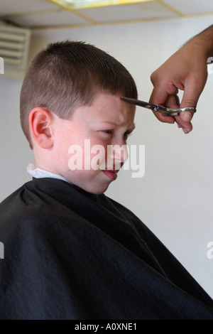 Junge, Haare schneiden Modell veröffentlicht Stockfoto