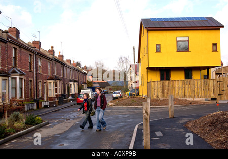 Selbst bauen Öko Häuser im Bau am Standort in Bristol gegenübergestellt gegen viktorianischen Reihenhaus Gehäuse England Ashley Vale Stockfoto