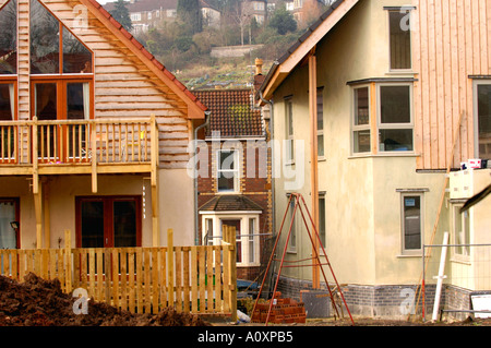 Selbst bauen Öko Häuser im Bau am Standort in Bristol gegenübergestellt gegen viktorianischen Reihenhaus Gehäuse England Ashley Vale Stockfoto