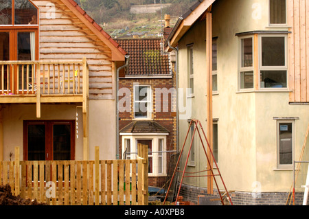 Selbst bauen Öko Häuser im Bau am Standort in Bristol gegenübergestellt gegen viktorianischen Reihenhaus Gehäuse England Ashley Vale Stockfoto