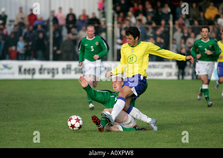 Brasilien 11 Eduardo Pacheco reitet ein Tackling von hinten von N Irland 13 Ryan Catney Northern Ireland V Brasilien Nordirland Milch Stockfoto