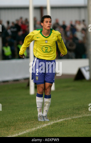 Brasilien 2 Eduardo nach der Einnahme eines Wurfs von der Seitenlinie Nordirland V Brasilien-Nordirland Stockfoto