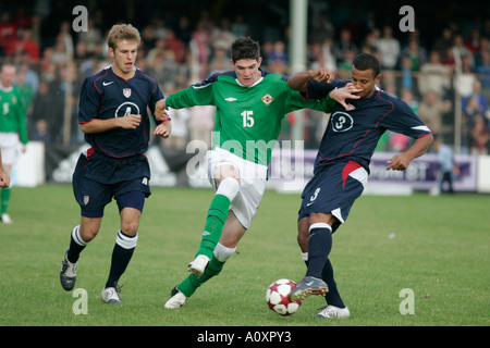 USAs Jamil Roberts 3 und Karl Schilling 4 Herausforderung Norden Irlands Kyle Lafferty 15 im Finale Elite des Northern Ireland Stockfoto