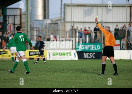 Northern Ireland 15 Kyle Lafferty erhält die gelbe Karte von Schiedsrichter Nordirland V USA Stockfoto