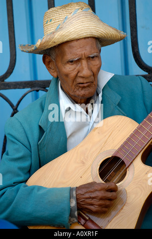 Kubanische Mann spielt Gitarre Stockfoto