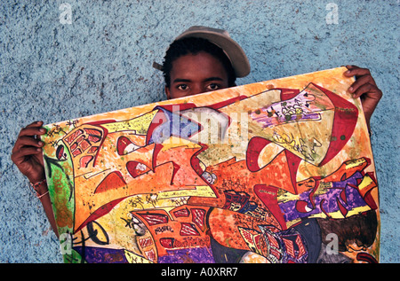 Kuba Havanna Hip Hop Graffiti-Künstler Yulexis Garcia hält seinem Kunstwerk an der Kamera Stockfoto