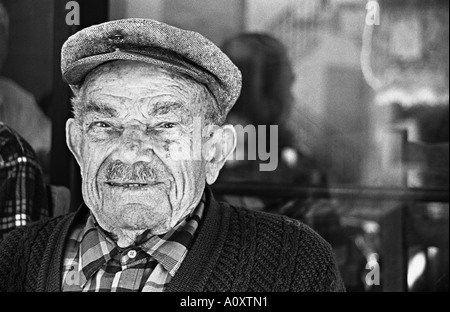 Kalymonos Insel, Griechenland. Porträt des alten Mannes außerhalb in einer Taverne in der Stadt getroffen. Stockfoto