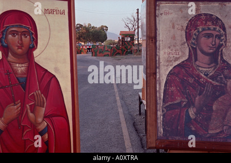 Süd-Nikosia, Zypern. Orthodoxe christliche Symbole umrahmen einen militärischen Kontrollpunkt bei Mia Milia, Trauerfeier, Krieg-Jubiläum Stockfoto