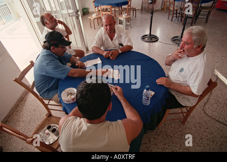 Pyla Village, Zypern. Griechisch und türkisch-zypriotischen Dorfbewohnern spielen Karten in einem Café. Das gemischte Dorf liegt in der UN-Pufferzone Stockfoto