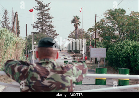 Zypern, Dhekelia Sovereign Base. Ein türkisches Checkpoint steht in schreien Abstand Der britische Sovereign Base Dhekelia Stockfoto