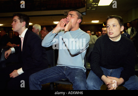 Vereinigtes Königreich, England, London, Gemischte Reaktion vom Boxen Zuschauer an der York Hall in Bethnal Green Stockfoto