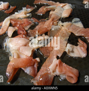 Zubereitung von knusprigem Speck in Pfanne Stockfoto