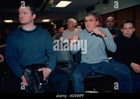 United Kingdom, England, London, Box-Fans am Ring in der berühmten Arena der York Hall in Bethnal Green Stockfoto