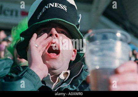 Vereinigtes Königreich, unterstützen Twickenham, London, London Irish Rugby-Fan schreit auf dem bücken Memorial Ground (aka Twickenham Stoop) Stockfoto