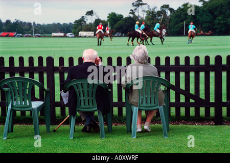 England, UK. Ältere Paare beobachten Polo im Guards Polo Club, Queen s Boden, Windsor Great Park, Surrey Stockfoto