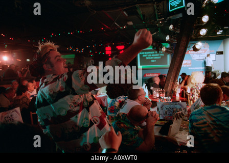 UK ENGLAND Zuschauer bei der PDC World Darts Championship 2003 gehalten in der Zirkus-Taverne in Purfleet Essex Stockfoto