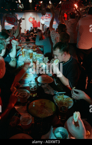 UK ENGLAND Zuschauer bei der PDC World Darts Championship 2003 gehalten in der Zirkus-Taverne in Purfleet Essex Stockfoto