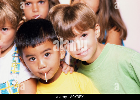 Nahaufnahme von fünf Kindern, die zusammen stehen Stockfoto