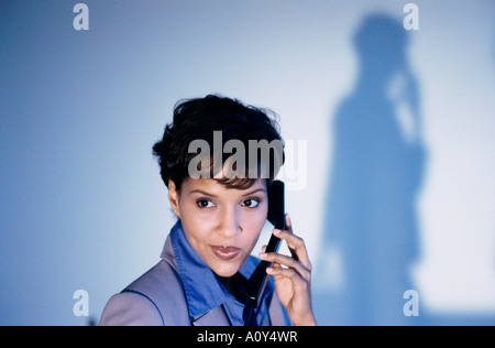 Nahaufnahme einer Geschäftsfrau, die am Telefon sprechen Stockfoto