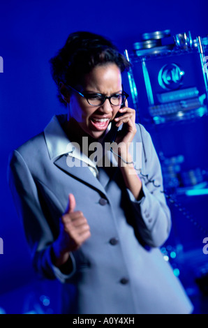 Nahaufnahme einer Geschäftsfrau, die am Telefon sprechen Stockfoto