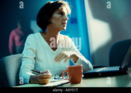Eine Geschäftsfrau, die sitzen in einem Büro in Nahaufnahme Stockfoto