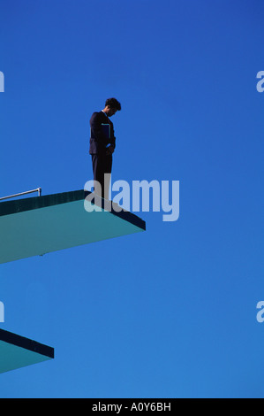 Niedrigen Winkel Ansicht eines Geschäftsmannes, stehend auf einem Sprungturm Stockfoto