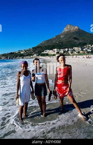 Junge Frauen auf Camps Bay Strand Südafrika Kapstadt Stockfoto