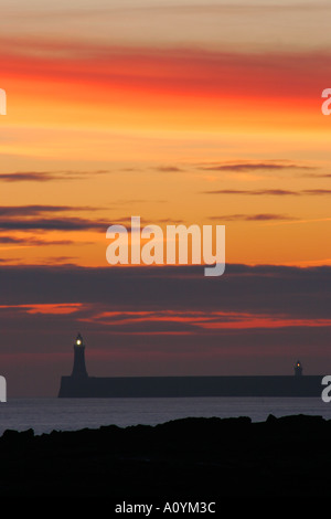 England-Tyne und tragen Cullercoats Sonnenaufgang mit Blick auf den Leuchtturm North Tyne Pier in Tynemouth Stockfoto