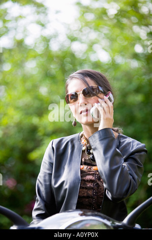 Hispanic Frau am Handy Stockfoto
