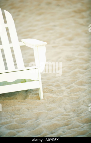 Weißer Liegestuhl am Strand Stockfoto