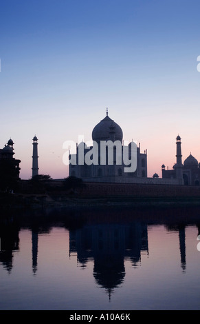 Reflexion eines Mausoleums in einem Fluss, Taj Mahal, Fluss Yamuna, Agra, Uttar Pradesh, Indien Stockfoto