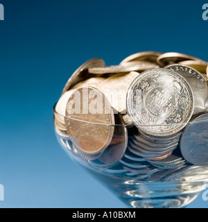 Nahaufnahme des indischen Silbermünzen in einem Stamm-Glas Stockfoto