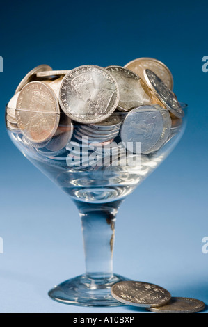 Nahaufnahme des indischen Silbermünzen in einem Stamm-Glas Stockfoto