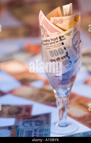 Nahaufnahme der indische Banknoten in einem Stamm-Glas Stockfoto