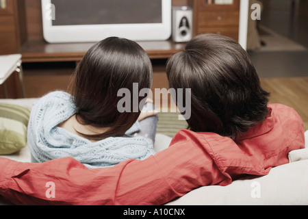 Rückansicht eines jungen Paares vor dem Fernseher Stockfoto