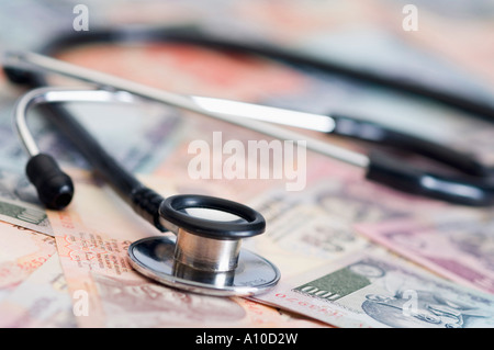 Stethoskop auf indische Banknoten aus verschiedenen Konfessionen Stockfoto