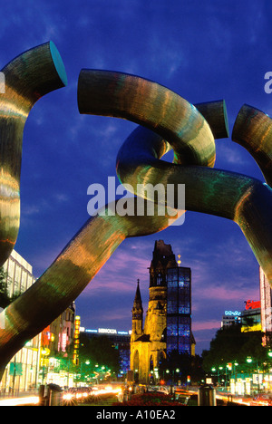 Berlin-Deutschland-Kaiser-Wilhelm-Gedächtnis-Kirche im Hintergrund Stockfoto