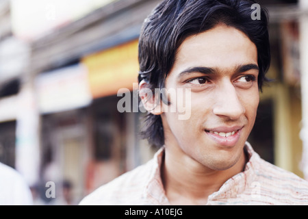 Nahaufnahme eines jungen Mannes Blick seitwärts Stockfoto